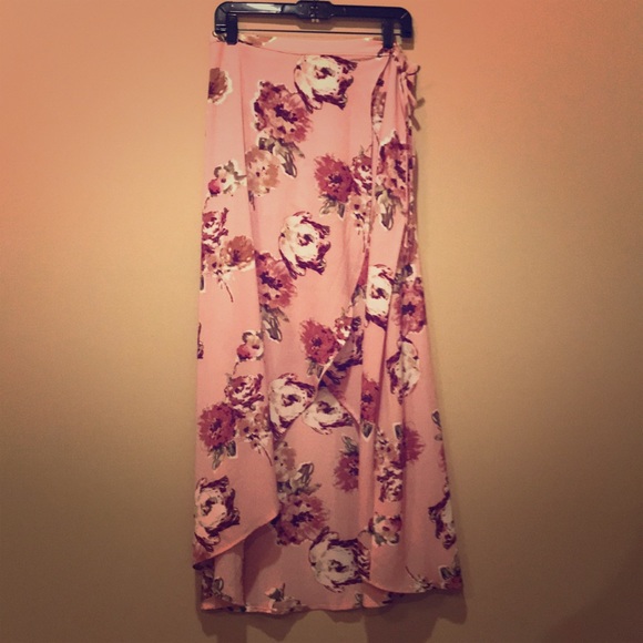 Francesca’s pink floral skirt - Picture 1 of 3